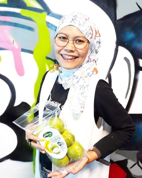 Admitted and undeniable: guava fruits are very good source of vitamin C.  Even in smaller size, the petite ones still meet our meeds. 
Introducing @sunprideid mini guava in a resealable pack that git in your bag. Tell me if you find them
.
.
#clozetteid #lifestyle #buahpastisunpride #guava #miniguava #fruits #instagood #instafoodie #goodness #foodporn #fruits #vegan #vegetarian