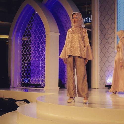 Trousers or gown? You decide. 
All new collection from Zashi by @zaskiasungkar15 and @shireensungkar at Road to #JFWxVivoV5s for Ramadan and Eid supported by @vivo_indonesia .
.
#instamoment #instafashion #instagood #clozetteid #lifestyle #fashion #fashionblogger #fashionatelier #hijab #hijabfashion #ramadan #ramadanfashion