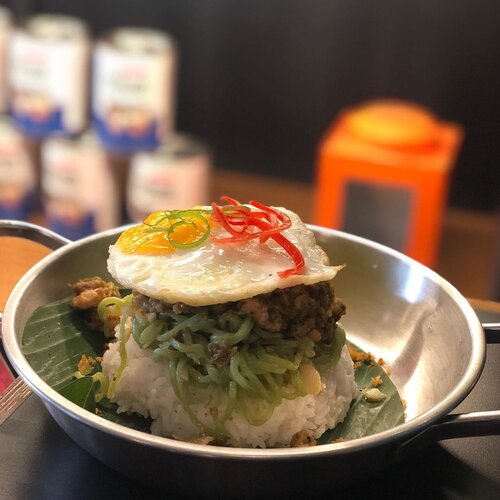 Nasi Mawut or Magelangan in a fancy look.
Those who live in Central Java must be familiar with the one dish carbo galore: rice and noodle served together. Supposed to be mixed in a messy way. 
Spotted at @thepeoplescafe .
#instafoodie #clozetteid #lifestyle #foodiegram #foodpost #foodporn #foodie #foodgasm #instaculinary #happytummy #happytummyhappyme #foodphotography #iphonesia #nofilter