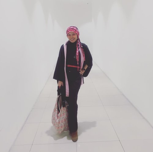 Lemme steal your attention first, then your heart as the next target...Black and pink on white, no doubt that I could be easily recognised ..#clozetteid #ootd #hotd #instagood #instamoment #instafashion #fashion #fashionblogger #fashionable #JeniusxBrightspot #brightspotmarket #hijabi #hijabstyle
