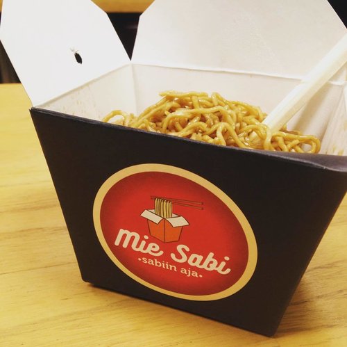 Simple yet modern packaging covering a bunch of tasty noodles cooked with oyster sauce. Choose what kinda taste you like, topping you prefer: chicken, shrimps, squids, or veggies (including mushroom, paprika, and broccoli) when ordering #misabi1 through @gojekindonesia apps.
.
.
#instafoodie #noodles #instaculinary #foodie #foodporn #foodiegram #clozetteid #lifestyle