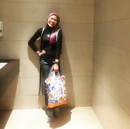 Guess everyone does take a selfie on restroom at least once in a lifetime ..#clozetteid #OOTD #HOTD #lifestyle #instafashion #fashionate #fashionableme #fashion #hijabfashionista #hijabfashion #streetstyle #hijabi #latepost