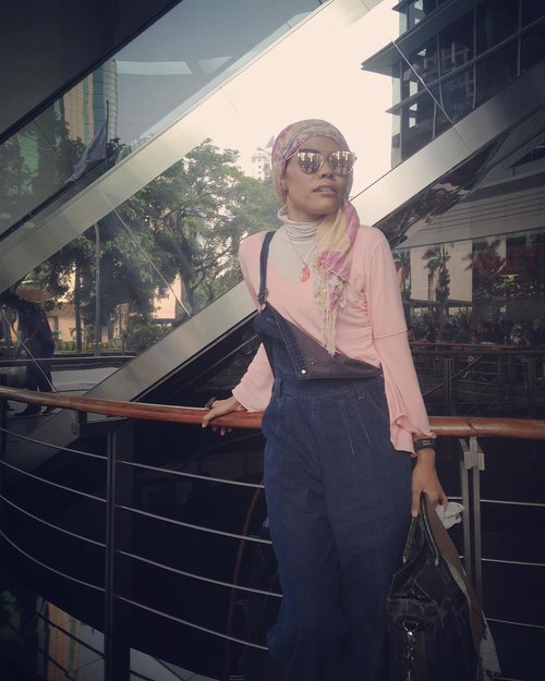 As fashion trend is just like the rotating earth, the same style will be happening again on the next decade.
.
.
#instafashion #clozetteid #ootd #hotd #streetstyle #commuterlyfe #fashionstory #fashionblogger #90s #90sfashion #latepost