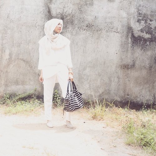 white on white on white on stripes #ootd #hijabstyle #hijabootdindo #clozettedaily #clozetteid #latepost