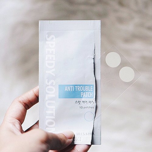 Produk ter-favorit untuk hormonal acne : Speedy Solution Anti Trouble Patch from @missha.id 💙.This is my fave product that I saved for emergency use. A saviour for when those pesky zits and hormonal acne decided to come out and play on my skin. Just put the transparant patch on to the acne and leave it all day. It will help calm it down and totally gets rid of redness. Can be camouflaged with foundation + concealer + powder too if you want 😉......#faveproductfriday #skinessentials #acnepatch #kbeauty #koreanskincare #howyouglow #beautycommunity #clozetteid