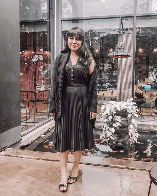 Found an old photo waktu masih poni-an 😬 >> Abis pulang event trus keujanan dan poni jadi lepek tapi tetep maksa pengen poto 😅 ⁣
⁣
⁣
⁣
⁣
⁣
⁣
⁣
.⁣
#monochromatic #simplestyle #lookdujour #currentlywearing #ykwears #allblackstyle #theeverygirl #petitestyle #clozetteid⁣
.⁣
.⁣
.⁣
.⁣
.⁣ #aboutalook #todayiamwearing #ootdindo #ootdfash #streetstyle #basicstyle #shotoniphone #iphoneographer #stylediaries #ootdasia #ootdinspo #styleblogger #letsbemodest #backtominimal #chictopia #outfitsociety #ootdasian #looksootd #discoverunder10k #iamshort #jktspot