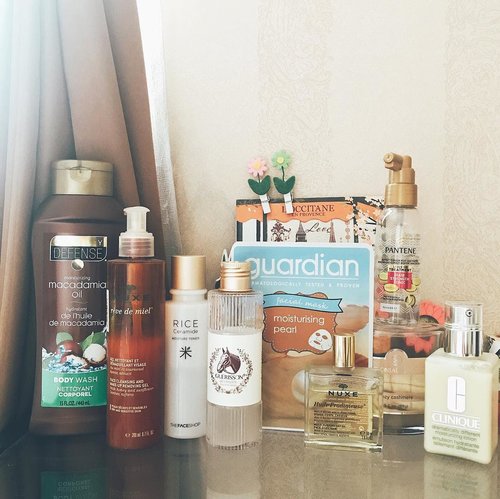 {#blog} | Current Shower & Skincare Routine 🚿🛀🏼🧴🧼
⠀⠀
🚿Daily Defense Macadamia Oil Body Wash
🚿#ManenTail Shampoo (not pictured)
🚿#Pantene Leave On Treatment
🚿@Nuxe Huile Prodigieuse Multi Purpose Dry Oil
.
.
🧴#Nuxe Reve De Miel Face & Makeup Cleanser (though I only use this for fave wash & not for removing makeup)
🧴#TheFaceShop Rice Ceramide Moisture Toner
🧴#Guerisson 9 Complex Essence
🧴#Guardian Moisturising Pearl Sheet Mask
🧴#Clinique Dramatically Different Moisturising Lotion .
.
[🎀 EXTRA]:
🕯#ColonialCandle Cozy Cashmere for mood vibes
.
.
.
.
.
.
#skincareroutine #skincarelove #skincareblogger #bbloggers #ykskindiary #skinessentials #beautycommunity #skincarejunkie #clozetteid