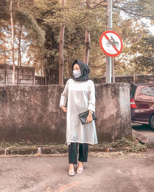 This year’s Raya outfit, complete with mask 😷. Tahun ini gak beli baju lebaran, kecuali abaya di slide 2 yang dibeliin @_krisna_ oleh-oleh surprise waktu pulang umroh dan kebetulan belum dipake karena emang waktu itu pas dikasih niatnya mau pake pas lebaran. Fyi, itu dibeliin yang size anak anak biar gak kegedean katanya hahaha 😬 ⠀⠀ ⠀⠀ ⁣⁣⁣⁣⁣⁣⁣.⁣#eidoutfit #rayaoutfit #simplestyle #lookdujour #currentlywearing #ykwears #petitestyle #clozetteid⁣.⁣.⁣.⁣.⁣.⁣.⁣.⁣.⁣.⁣.⁣#aboutalook #todayiamwearing #ootdindo #ootdfash #basicstyle #shotoniphone #iphoneographer #stylediaries #ootdasia #ootdinspo #eidootd #quarantinestyle #styleblogger #letsbemodest #backtominimal #iamshort #chictopia #outfitsociety #ootdasian #looksootd #discoverunder5kfashion