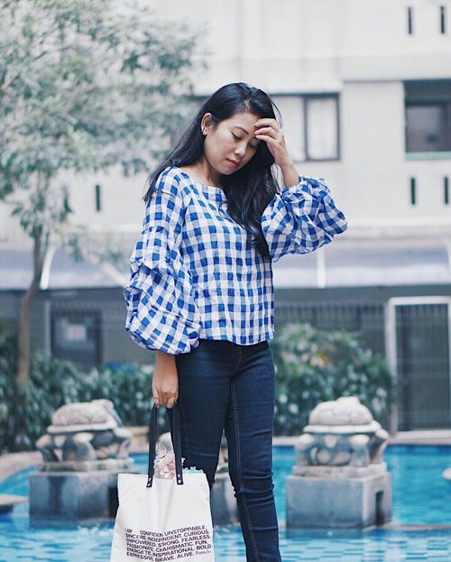 “I might look like I’m doing nothing but in my head I’m quite busy” 😅👩🏻‍💻🐬💦
.
.
.
.
.
. .
.
#dailygrind #verilymoment #selcagram #theartofslowliving #littlestoriesofmylife  #ykwears #wiwtindo #데일리룩 #오오티디 #realoutfitgram #aboutalook #clozetteid