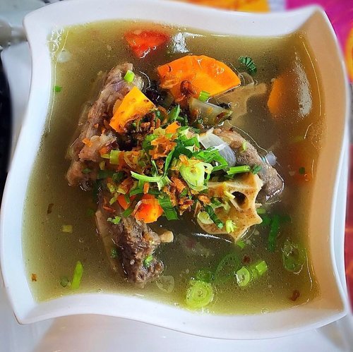 < Sop Buntut a.k.a Oxtail Soup > 😋👌🏼
.
.
.
.
#sopbuntut #whatieat #fooddiary #foodgram #foodphoto #indonesianfood #makananindonesia #kuliner #traditionalfood #soup #oxtailsoup #makanapa #makanenak #indonesianblogger #clozetteid