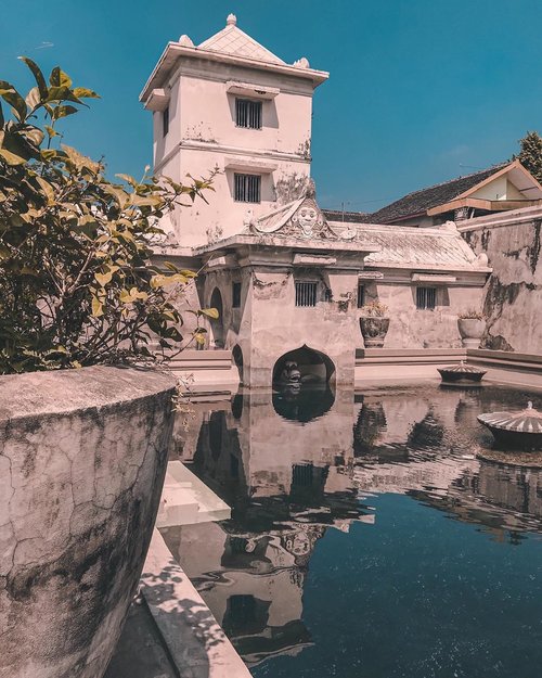 [Save this post for your next holiday]⁣ 💙Taman Sari Water Castle is a recreational as well as a meditation area for the Sultan and his family. It is actually a massive complex but most of it doesn’t exist anymore or were not in a rehabilitated condition now. The most famous one is this pool complex called “Pasirangan Umbul Binangun”, which is the bathing area for Sultan’s family. ⁣⁣There are 3 pools in this area. One for his immediate family, one for his concubines, and a more private one for the Sultan himself. Legend has it that he used the tower to oversee his concubines bathing in the pool and would choose one lucky (or not so lucky?) girl to join him in his private bath behind the tower.⁣⁣Would suggest to come here really early before it opens at 9 am because this place gets crowded pretty fast!⁣⁣⠀⠀⁣⁣⁣⁣⁣⁣.⁣#justbackfrom #tamansari #historicalplaces #visitjogja #Indonesiaku #yktripdiary #watercastle #clozetteid #visualwanderlust⁣