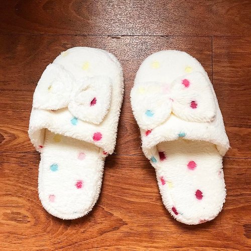 One of my latest #haul : New Slippers, yayy! 😻
.
.
.
.
#newin #recentpurchase #slippers #cutethings #itsagirlsthing #polkadots #prettylittlethings #ykhaul #instablogger #igdaily #iglove #clozetteid