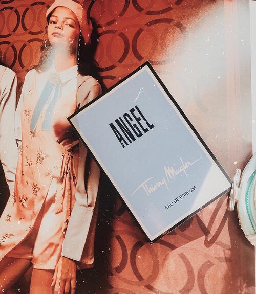 #Scentoftheday | Thierry Mugler Angel edp 💙.REVIEW:I first tried it on a hot sunny day and it didn’t smell nice to me right then. People say this is better in winter. And whenever I wear it during colder weather it DOES seems to really smells better and actually really good!.The opening is a strong and sharp yet salty to my nose (love salty scent, reminds me a bit of Jo Malone Wood Sage & Sea Salt). Then after a while it turns into a spiced fruity fragrance with slightly powdery aroma. Followed with a sweet warm dry-downs..Overall a unique gourmand scent, and an oriental vanilla fragrance which I think would be nice for this cold rainy season 🌧⛈💦.....#fragranceoftheday #fraghead #perfumereview #smellgood #fragrantica #perfumeblog #mugler #thierrymuglerangel #ykperfumecoll #perfumeoftheday #beautycommunity