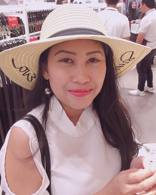 Was thinking of buying this #strawhat but then I hesitate because the writings on the hat doesn't make sense (unless my name is Eva). It says "sunshine of Eva" 👩🏻‍🌾 Ada nggak yang tulisannya : "jangan dicopet, ini punya Yuri" ? 😜
.
.
.
.
.
.
.
#justme #peopleinframe #postthepeople #instablogger #fblogger #makeportraitsnotwar #todaysstory #stylefile #summerhats #hatgirls #ceritahariini #shoppingtherapy #indonesianblogger #clozetteid