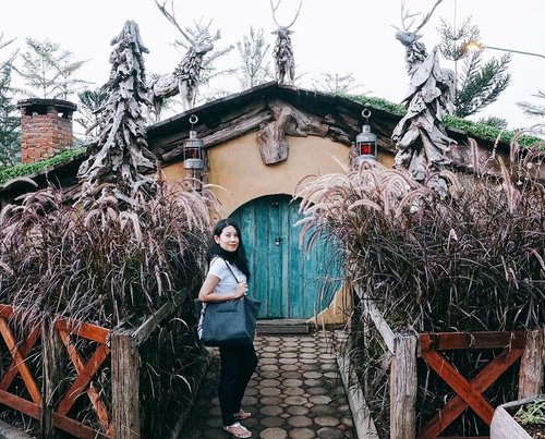 🏚 You never know which door will lead you towards your dream, until you have the courage to walk through it 🏚
.
.
.
.
.
.
#thehobbit #hobbithouse #hobbithole #hobbitlife #iglove #lordoftherings #bilbobaggins #lifewelltravelled #travelpic #lifeonthego #travellogue #travelmore #traveldiaries #travelstories #postthepeople #clozetteid