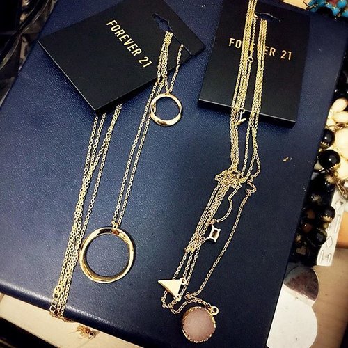 Yesterday's little #jewelry haul. These beauties are currently on sale at @forever21 - Go grab 'em ! 💓
............
#saleinfo #jakartasale #infopromo #indonesia #f21 #necklaces #styleinspo #newin #haul #fashiongram #clozetteid
