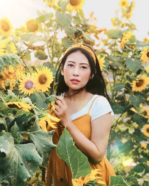 🌻🌻 When the flowers are taller than you ... 🌻🌻 ⁣⁣⁣⁣⁣⁣⁣⁣.⁣⁣.⁣⁣#travelthrowback #travelfromhome #lookdujour #ykwears #yktripdiary #theeverygirl #petitestyle #clozetteid⁣⁣