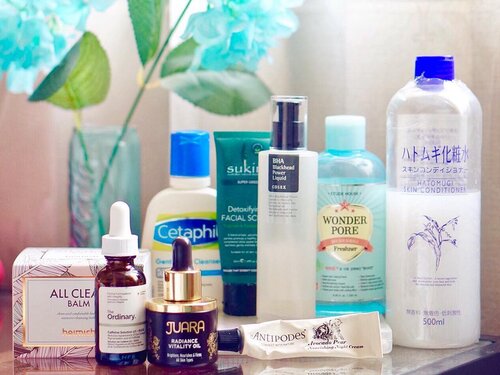 Night time #skincareroutine includes a few more products than the morning routine, because at night when we’re sleeping our skin is working and regenerates itself, so it’s the perfect time to add more ingredients to skin..💠 #Heimish All Clean Balm Cleanser💠 #Cetaphil Gentle Skin Cleanser💠 #Sukin Detoxifying Facial Scrub💠 #EtudeHouse Wonder Pore Freshener💠 #CosRX BHA Blackhead Power Liquid💠 #Hatomugi Skin Conditioner💠 #TheOrdinary Caffeine Solution 5% (under eye treatment)💠 #Juara Radiance Vitality Oil💠 #Antipodes Avocado & Pear Nourishing Night Cream......#skincarelove #amskincare #skincareblogger #skincarediary #skincareaddict #skincarecommunity #amskincareroutine #beautybloggerid #gowiththeglow #beautyenthusiast #skincareregime #fdbeauty #clozetteid