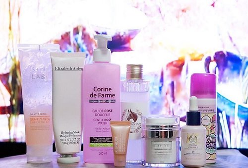 Last night's #skincareroutine includes a quick mask and peeling session :
🌸
#Skinlab Gently Vita Gel Exfoliator
#ElizabethArden Hydrating Mask
#CorineDeFarme Gentle Rose Water
#Clinique All About Eyes Serum
#Guerisson 9 Complex Essence
#LavineCosmetics Clarity Moisturizer
#TheBodyShop Vitamin E Serum-in-Oil
#EtudeHouse Dry Shampoo (so I'll have fresher hair in the morning)
🌸
🌸🌸
🌸🌸🌸
#skincarediary #skincaremenu #skincaregram #beautydiary #skincarelove #skincareblogger #beautyblogger #bblogger #bloggerindonesia #rasianbeauty #kbeauty #clozetteid