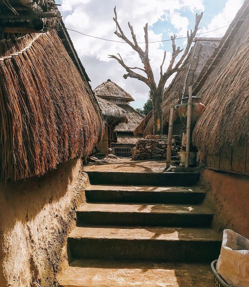 Blessed are the curious for they shall have adventures 🍂.🍂> Native Sasak tribe village in Lombok, NTB, Indonesia........#takemeback to #Lombok #Indonesia #visitindonesia #traditionalvillage #culturalheritage #athomeintheworld #passionpassport #yktripdiary #beautifuldestinations