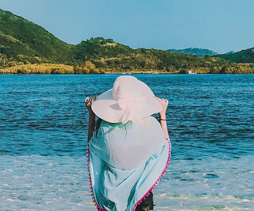 This girl miss the beach! 🏝🏖🌤😁
.
PS : Sapa tau lagi ada yang cari referensi Lombok aku re-post di story tapi blom di highlight (+ video menyusul di IGTV 🥰 ).
.
.
.
. .
. .
.
#vitaminsea #beachdays #lookdujour #gilikedis #yktripdiary #theeverygirl #girlswhotravel #thisislombok #clozetteid .
.
.
.
.
#wonderfulplaces #dametraves #dametraveler #negeribahari #travelogue #islandlife #beachvacay #travelblogger #inspiremyinstagram #travelinstyle #sheisnotlost #chictopia #piknikdong #travelstory #discoverunder10k #discoverunder10k #forahappymoment