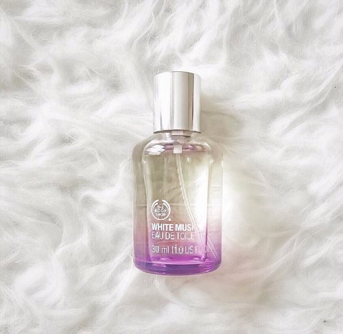 Happy Hump 🐫 Day!💜 #ScentOfTheDay | The Body Shop White Musk..REVIEW:This used to be my signature perfume a long time ago, but ever since I started collecting perfumes I don’t have a signature scent anymore because I love wearing different perfumes depending on mood, occasion, and weather. But this TBS White Musk is always in my collection no matter what..This is for everyone who loves Musk! The white musk in this @thebodyshop perfume is so nice and comforting to my nose. It gave me a sense of warm relaxing feeling, with a litte bit of sensuality in it. It’s also perfect for day or night, very wearable all day, and for any occassions too!.I also love wearing it to bed because I felt somehow relaxed and calm when I smell this warm & comfort inducing fragrance 💜......#perfumeoftheday #tbswhitemusk #signaturescent #fragranceoftheday #fraghead #perfumeselfie #smellgood #ykperfumecoll #fragrancearmy