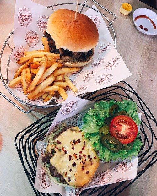 < y u m m o ! > 🍔🍹....#burger #johnnyrockets #yummo #whatsfordinner #dinnertime #whatieat #fooddiary #kulinerjakarta #yummyinmytummy #burger🍔 #fastfoodporn #foodstagram #clozetteid