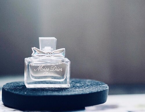 #scentoftheday | Miss Dior Cherie 🕊This is the older version of the newer Miss Dior. Just look at that pretty bottle with a bow! 🎀.The top notes include wild strawberry leaves and green tangerine. Middle notes feature caramel popcorns with violet and pink jasmine. And the base notes are fresh patchouli leaves and crystalline musk. (*Fragrantica)..To me this smells fresh and sparkly when first sprayed. It has that vibrant quality to it (probably from the tangerine). Then it slowly changed into something much softer. Like a sweet feminine girl scent, with a little powdery aroma. Although the scent is pretty much soft and subdued towards the end but this one lasts long on my skin, so thumbs up for anything that lasted on me for more than 5 hours, LOL. 😀......#fragranceoftheday #perfumecollection #perfumelovers #fraghead #fragrancelover #fragrantica #profumo #smellgood #ykperfumecoll #miniaturemonday #miniperfume #perfumeoftheday #perfumista #clozetteid #fdbeauty #indobeautysquad #perfumecollector #missdiorcherie