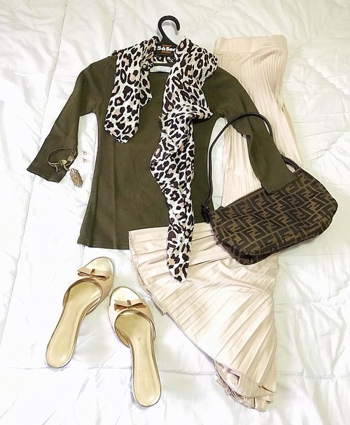{ today’s attire } 🐆🍃👜
.
.
.
.
.
.
.
#outfitflatlay #lookbookindo #clozetteid #outfitoftheday #데일리룩 #오오티디#realoutfitgram #ootdstyleid #backtominimal #outfitsociety