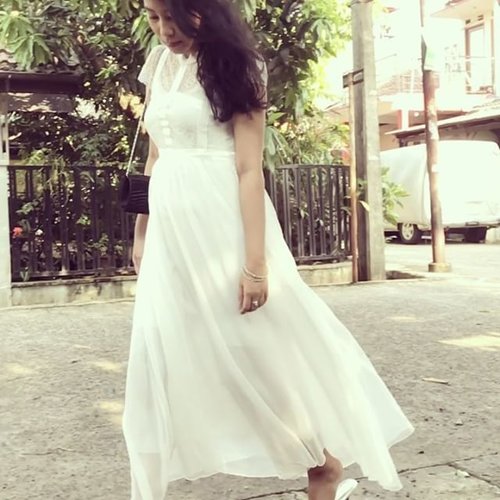 Yesterday #ootd for a friend's wedding .. Pleats + airy chiffon + a gust of wind = Ethereal 🌬
.
.
.
.
#ootdshare #instavid #slomo #ethereal_softness #whitegown #currentlywearing #aboutalook #realoutfitgram #stylefile #ootdid #clozetteid