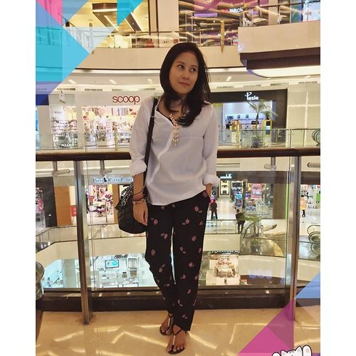 Yak, numpang foto di mall hihihi 😁 
Anyway, been wanting a white loose blouse like this for a while and thanks to @dressin_official finally I found the one I'm looking for. I also received a nice long dress from @dressin_official which I will wear later this week. Stay tune for the complete reviews on the blog 😉😎
#ootd #endorseTTT #todayiwore #todayslook #currentlywearing #printedpants #starclozetter #clozetteid #wiwt