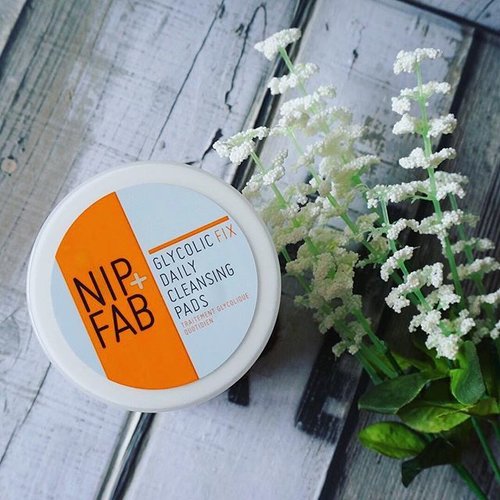>> #firstimpression || NIPFAB Glycolic Fix Daily Cleansing Pads 🎀💐
This is my first acid and I'm not sure if this works for me, because when I first tried it my skin broke out rightaway. The next morning I suddenly have new bumps in places that I don't normally have problems with. So it's either my skin does not agree with glycolic acid / AHA, or I still haven't grasp the perfect formula to use this acid yet. Now after 2 weeks of using it I'm still trying to figure out on how to use this properly. I use this at night after cleansing and before face mist. I also wear sunscreen in the morning. The bumps are still there but I'm not giving up on this yet.
🎀 Full review will be on the blog soon 🎀
______________________
#skincarediary #skincareregime #skincareblogger #skincarearsenal #beautyroutine #ykskincare #bloggerindonesia #glycolicacid #beautyreview #skincareroutine #clozetteid