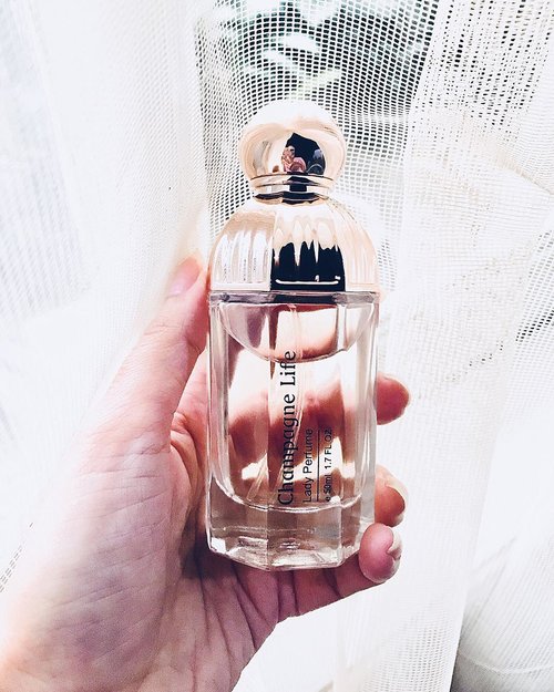 🍂 #scentoftheday | Champagne Life by Miniso 🍂
Ternyata parfum Miniso itu wanginya enak2 loh. Murah meriah pulak. Sebetulnya udah lama pengen bikin review parfum Miniso karena kebetulan punya beberapa botol, tapi kok ya belum2 aja ditulis draft nya hehe 😬 Tunggu tanggal mainnya di blog yah .. 😛
.
.
.
.
.
#perfumista #balmainivoire #minisolife #perfumereview #fraghead #fragrantica #edp #sotd #fragcomm #fragranceaddict #smellgood #ig_parfum #scentofawoman #reviewparfum #clozetteid