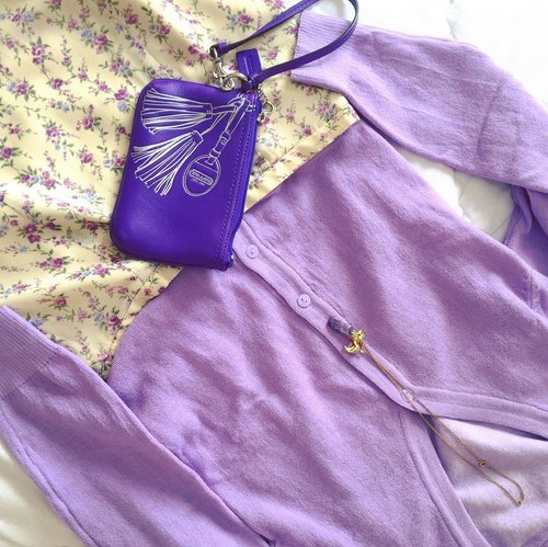My brother's birthday is today. Here's a Lavender #lookbook perfect for a rainy day👚💜☂
|| purple cardigan is an online purchase | floral skirt is vintage finding | pouch is from Coach | gold horse & purple stone pendant necklace was a hand-me-down gift from mother in law ||
________________
#abcstylechallenge #personalstyle #instablogger #whattowear #instalookbook #purple #purplestyle #ootdindo #clozetteid