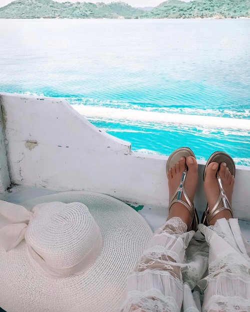 Life is good when you chill out & relax a bit... 🏝🛶🌊
.
> On board the chartered boat that took us from Sekotong to Gili Nanggu, Gili Kedis, and Gili Sudak.
.
.
.
.
#onvacay #fromwhereisit #boattrip #sotd #shoeoftheday #oceanside #beachtrip #beachlife #seaview #travelbug #travelgram #travelstories #travelphotography #yktripdiary #lombokisland #thegilis #jalanjalan #love #visitindonesia #indonesia #clozetteid
