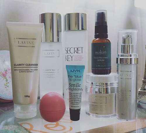 A little bit late in posting this but here's this morning's #skincareregime :1. Wash face with @lavinecosmetics Clarity Cleanser2. Tone with Lavine Clarity Toner3. Boost with Secret Key Starting Treatment Essence4. Treat with @sukinskincare Facial Recovery Serum5. Moisturize with Lavine Clarity Moisturizer6. Sun Protection with Lavine Sunscreen SPF 30++7. Lip Treats with @eosproducts Strawberry Lipbalm + @nyxcosmetics Blue Lipgloss>> Been using Lavine for the past several weeks and loved them. You can read about #Lavinecosmetics review on my blog 💙.............#ykskincare #skincaremenu #skincareroutine #skincarediary #skincareblogger #skincareblog #beautyroutine #rasianbeauty #bloggerindonesia #clozetteid