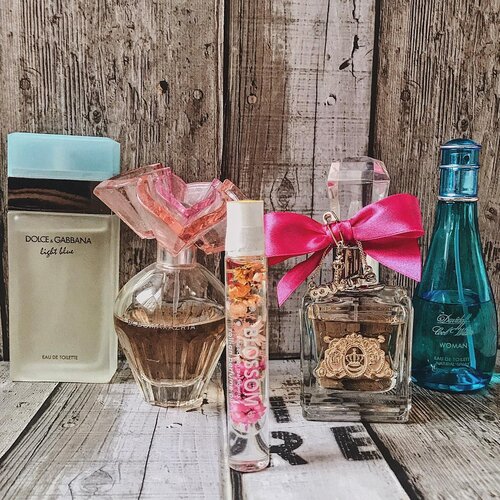 Yesterday I was tagged by my lovely IG friend @tengkushasharina to participate in this fun fragrance prompt and show my #5beachfrags 🏝 > I automatically think of aquatic notes when I think of beach fragrance. Other than aquatic scent I also love to wear something light and fruity on the beach (I have a tropical beach in mind 😛). So here are my 5 picks for beach frags :D&G Light Blue (aquatic) | Davidoff Cool Water (aquatic) | Juicy Couture (fruity) | BCBGMaxAzria (floral fruity) | Blossoms Limon Glacé (fresh & fruity!) 🏝🌤.> I would love to tag @cassandrapamela @bangkok_hound and @_mydailyperfume to see what their #5beachfrags choices are 🙂😉..~~~