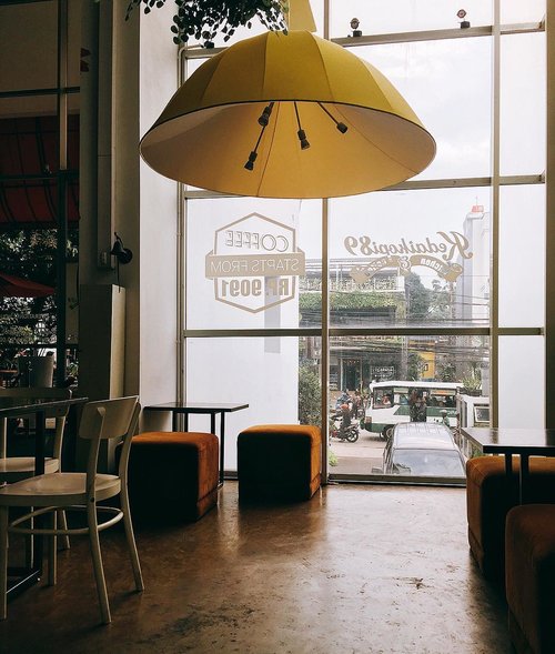 Good morning! ⛅️☀️A corner overlooking the street. This cafe is one of my favorites, a nice place to work or have a meeting or just to enjoy breakfast / coffee break / lunch 🍩☕️🍛🍲🍹🍮>> PS : Cuma lahan parkirnya agak kecil / sempit ajah 😜.......#cafegram #kemang #jakarta #goodmorning #cafehunter #cafedumonde #cafehopping #instacafe #cafesociety #instagood #bestoftheday #instalove #webstagram #clozetteid