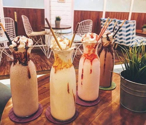 Who wants some milkshakes ? 🍦🍦🍦🍦
.
.
.
.
.
#milkshakes #milkshakebar #drinkoftheday #todaysdrink #sweettooth #sweettooth #fooddiary #jakarta #momnpops #cafegram #cafehunt #clozetteid