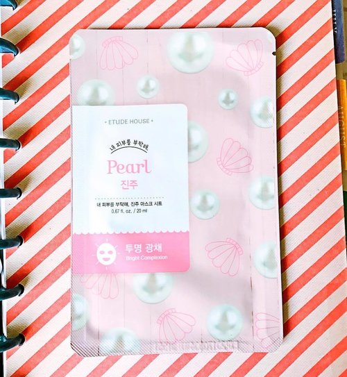 💬 7 Days of #sheetmasks ~ { Day 4 } 💬>> Etude House Pearl Mask <<.This mask promises bright complexion and although it's not life changing but it does give a slight tint of brightness afterwards. I must say that there are other brightening masks I've tried that give a more noticeable brighter look compared to this one though. Overal this is a nice comfy mask to put on without that tingling sensation. Medium amount of moisture and wetness.....#facemask #maskreview #etudehouse #koreanskincare #kbeauty #love #rasianskincare #skincare #skincaregram #beautygram #bblogger #skincareroutine #beautyroutine #fdbeauty #skincarereview #clozetteid #skincareregimen #beautybloggerindonesia #sheetmask #etudehousemask