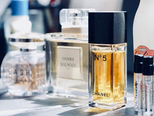 Talking about my perfume picks for this cold rainy season on zé blog today. Go to www.twothousandthings.com
OR type this link on ur browser ⤵️
http://bit.do/perfumeedits
.
#twothousandthingscom
.
.
.
.
.
.
.
#ontheblog #fragrancepicks #fragranceoftheday #perfumelovers #perfumery #bbloggers #sotd #fragrancecollection #clozetteid