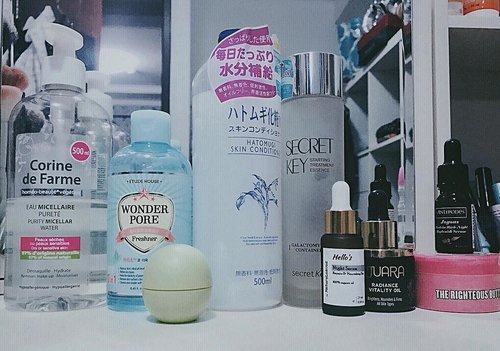 I have combination skin and due to seasons-changing it is currently more dry than oily. Sometimes it still feels dry even after I applied moisturizer, so I think it needs extra layer of moisture and skincare in the evening to balance it out again. So here’s my Current night time #skincareroutine :
⠀⠀
🔹#CorineDeFarme Micellar Water
🔹#EtudeHouse Wonder Pore Freshener
🔹#Hatomugi Skin Conditioner
🔹#SecretKey Starting Treatment Essence
🔹#NatureLeaves Hello Night-Serum
🔹#Antipodes Joyeux Serum
🔹#Juara Radiance Vitality Oil
🔹#EosLipBalm Sphere in Honeysuckle Honeydew
.
EXTRAS :
🔹#SoapAndGlory The Righteous Butter for my skin so it won’t get dry under the AC.
.
.
.
.
.
#skincarelove #skincareblogger #bbloggers #clozetteid #fdbeauty #skinessentials #beautycommunity #ykskindiary