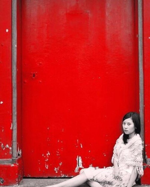 [The girl with the red door] 📍
Nemu foto jadul jaman baheula waktu diajakin @gitjebelle “photoshoot” di kota tua sama temennya yg fotografer hahaha inget gak git, waktu itu bayarannya dicetakin foto banyak hihihi #funtimes ❤️
.
.
.
.
.
.
.
#throwback #reddoor #creatingmoments #thatsdarling #momentslikethese #justme #pursuitsofportrait #clozetteid