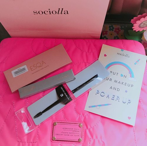The latest from my @sociolla haul 💕 Get your own Esqa cosmetic & Armando Caruso makeup brush at #Sociolla with my discount voucher, just use code : SBNLAZOX at checkout (PS : min for Rp 250,000 purchase & Not applicable for BLP / Rollover Reactions products). 💕
.
.
.
.
.
.
.
#sociollahaul #sociollablogger #sociollavoucher #newin #sociolladiscount #shoppinghaul #haul #recentpurchase #bblogger #makeupindo #beautyblogger #fdbeauty #motd #clozetteid