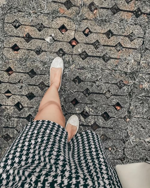 Anyone else love houndstooth print? 🙋🏻‍♀️⁣
⁣
>> Perfect ensemble for weekend :⁣
Romper [✔️]⁣
Black&White look [✔️]⁣
Fun Print / Houndstooth [✔️]⁣
⁣
⁣
⁣
⁣
⁣
⁣
⁣
.⁣
##houndstooth #lookdujour #simplestyle #aboutalook #currentlywearing #ykwears #theeverygirl #petitestyle #clozetteid⁣
