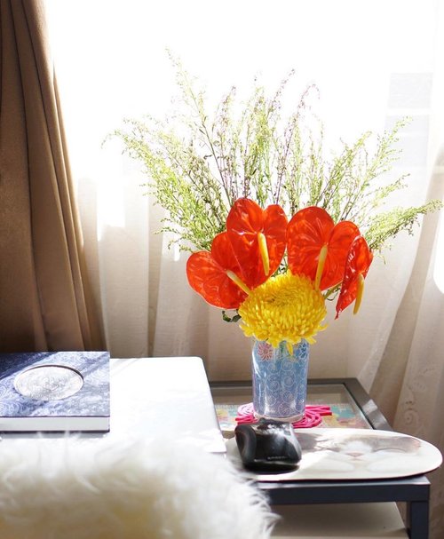 Current desk situation. Another week another flowers. #Alhamdulillah 😍🌸🌼
..
(Yellow Aster & Anthurium)
..
🍃🍃🍃🍃🍃
#deskdecor #deskaccessories #myworkingplace #myworklife #floweroftheday #flowerstagram #flowerpower #bloggerlife #bloggerperempuan #clozetteid