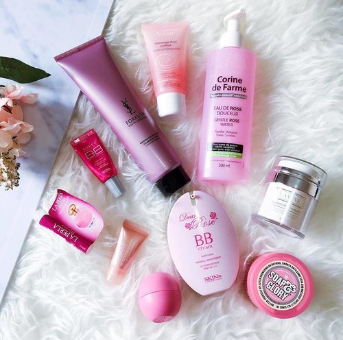 Mostly all pinks (!) for #todayslook 💓😊
.
.
.
.
#makeupgram #todaysface #beautyflatlay #makeupoftheday #pinknation #slaytheflatlay #flatlaythenation #beautygram #motd #beautyroutine #beautyblogger #bloggerperempuan #bloggerceria #instabeauty #pinkgram #clozettedaily #clozetteid