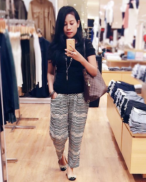 [ Just let me shop and no one gets hurt ] 😝
.
.
.
.
.
.
.
#postthepeople #todayslook #currentlywearing #mylook #aboutalook #ootdid #wiwtindo #styleinspo #dailylook #outfitpost #fblog #ootdstyle #instablogger #stylefile #realoutfitgram #todaysoutfit #clozetteid