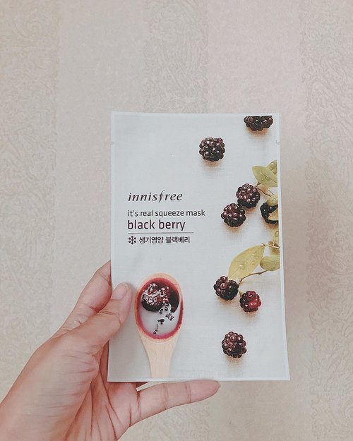 [#Maskoftheday] : @innisfreeofficial Blackberry Mask 👩🏻
⠀⠀
>> It has creamy essence but not overly wet. It is quite a small sheet, and a bit fragile so it’s prone to rip apart if you’re not being careful (like me😅).
.
It feels comfortable when put on skin and
has a subtle scent like a fruity scent to it. It also doesn’t drip so I gave it another plus point! 😃
.
After using it, my face feels plumped and refreshed, well hydrated and looking well rested too! It really gives moisture to my skin, so this is great for when your skin is dry and needs some plumping and hydrating power ups! 🥰
.
.
.
.
.
⠀⠀
.
.
#maskreview #skincarelove #selfcare #skincareblogger #bbloggers #clozetteid #ykskindiary #skinessentials #beautyenthusiast #beautycommunity