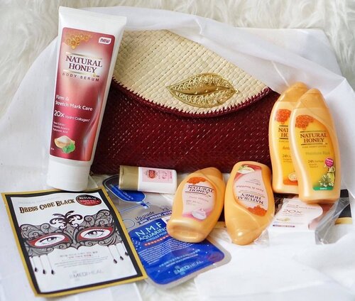 What's inside the goodie bag. Love the woven clutch and white scarf too! 💋 Thankyou @asmaraku_id @naturalhoney_id @bloggerceriaid ❣️
.
.
.
#AsmarakuReviewCompetition #NaturalHoney #BloggerCeria
#goodiebag #newin #beautyproducts #bblogger #indonesianbeautyblogger #bloggerlife #widn #hampers #clozetteid